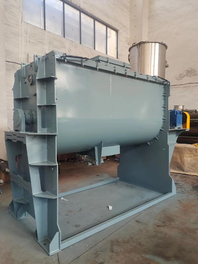 臥式螺帶混合機.3立方有機肥混合設(shè)備制作完畢,裝車發(fā)貨